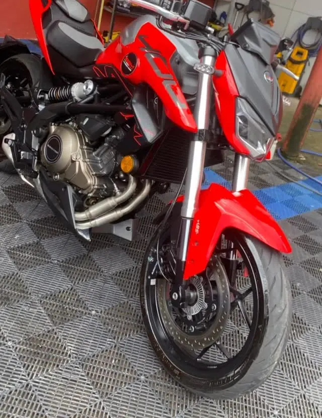 Honda CB vermelha