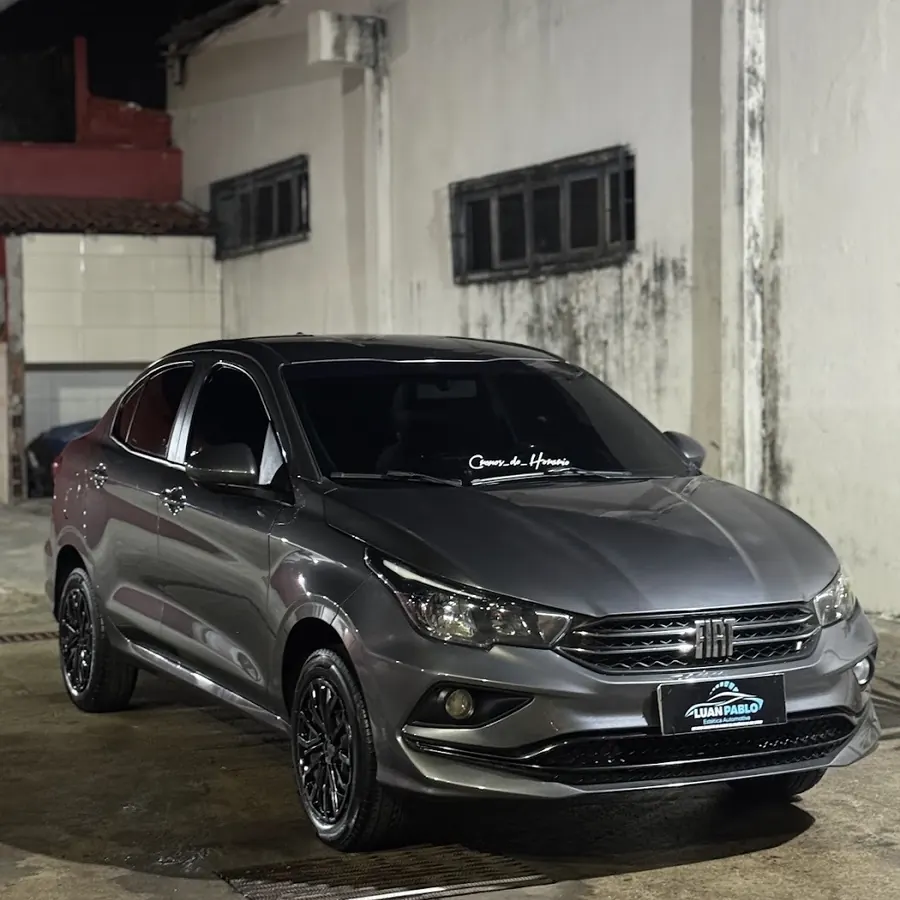 Fiat Cronos cinza à noite