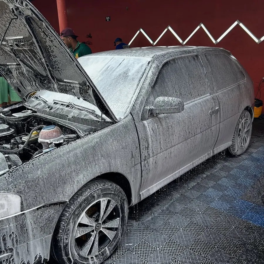 Carro coberto de espuma durante a pré-lavagem