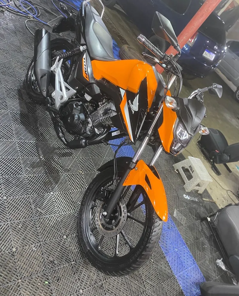 Moto laranja no piso quadriculado