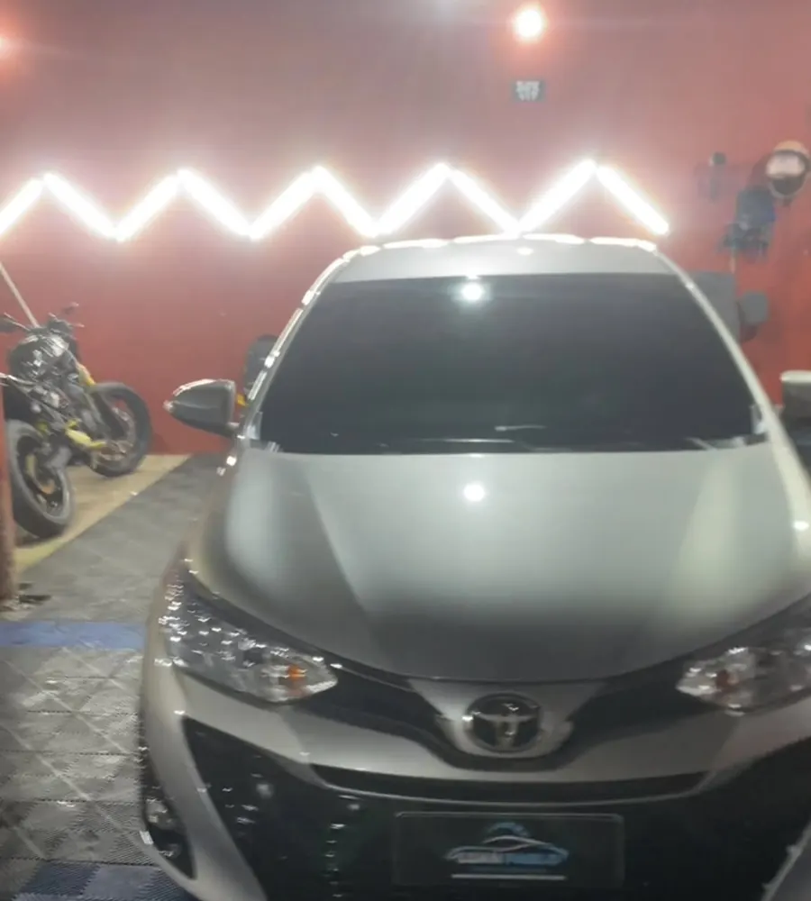 Carro Toyota sob o neon da oficina